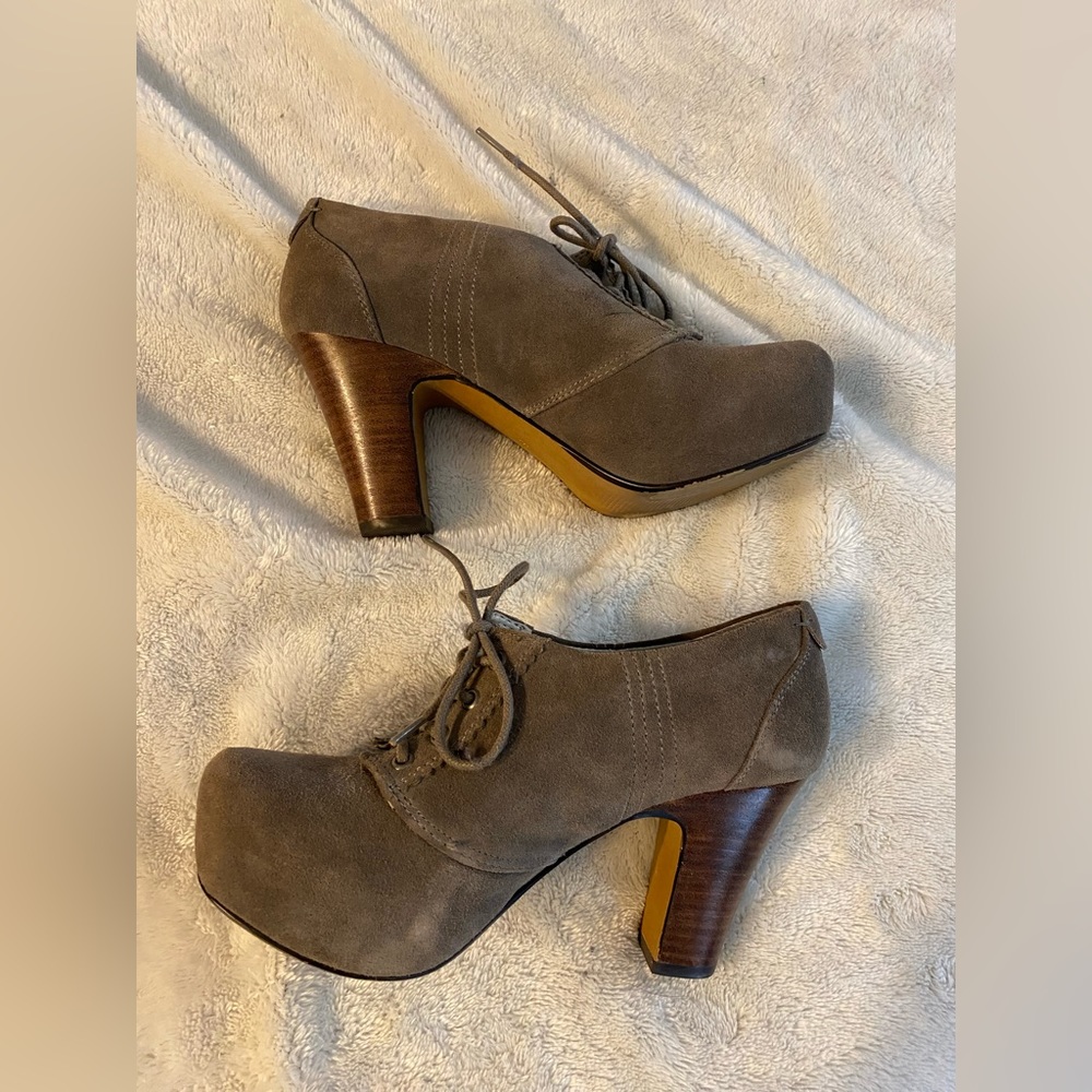 Hinge, gray suede, hidden platform shoe/bootie